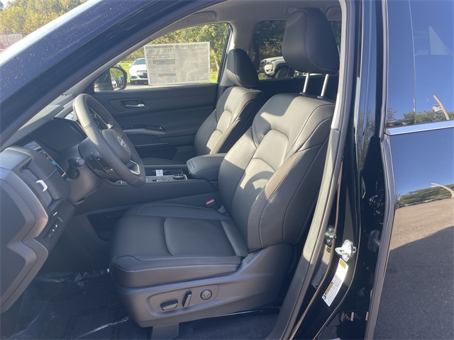 2025 Nissan Pathfinder SL Image 21 of 34