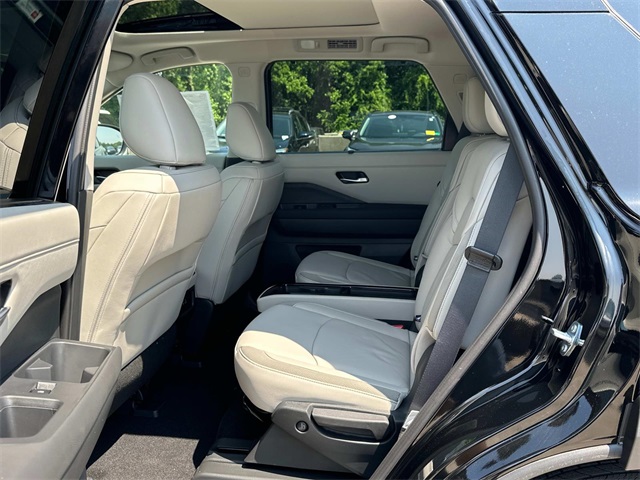 Vehicle image 16 of 18