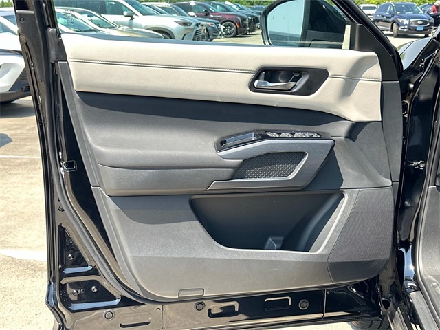Vehicle image 13 of 18