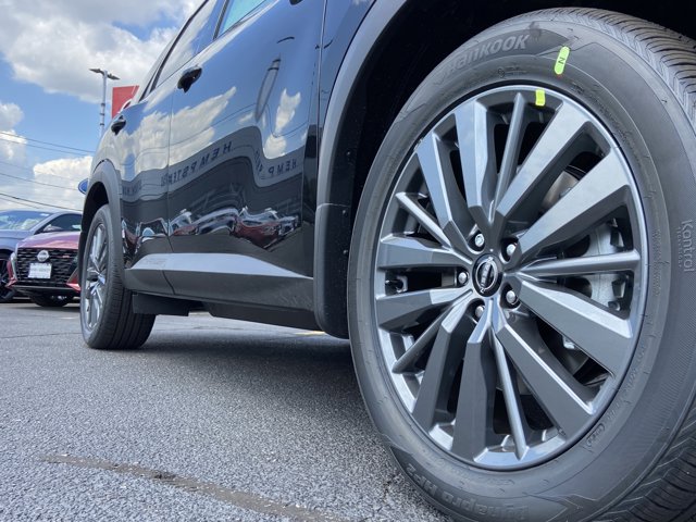 Vehicle image 8 of 28