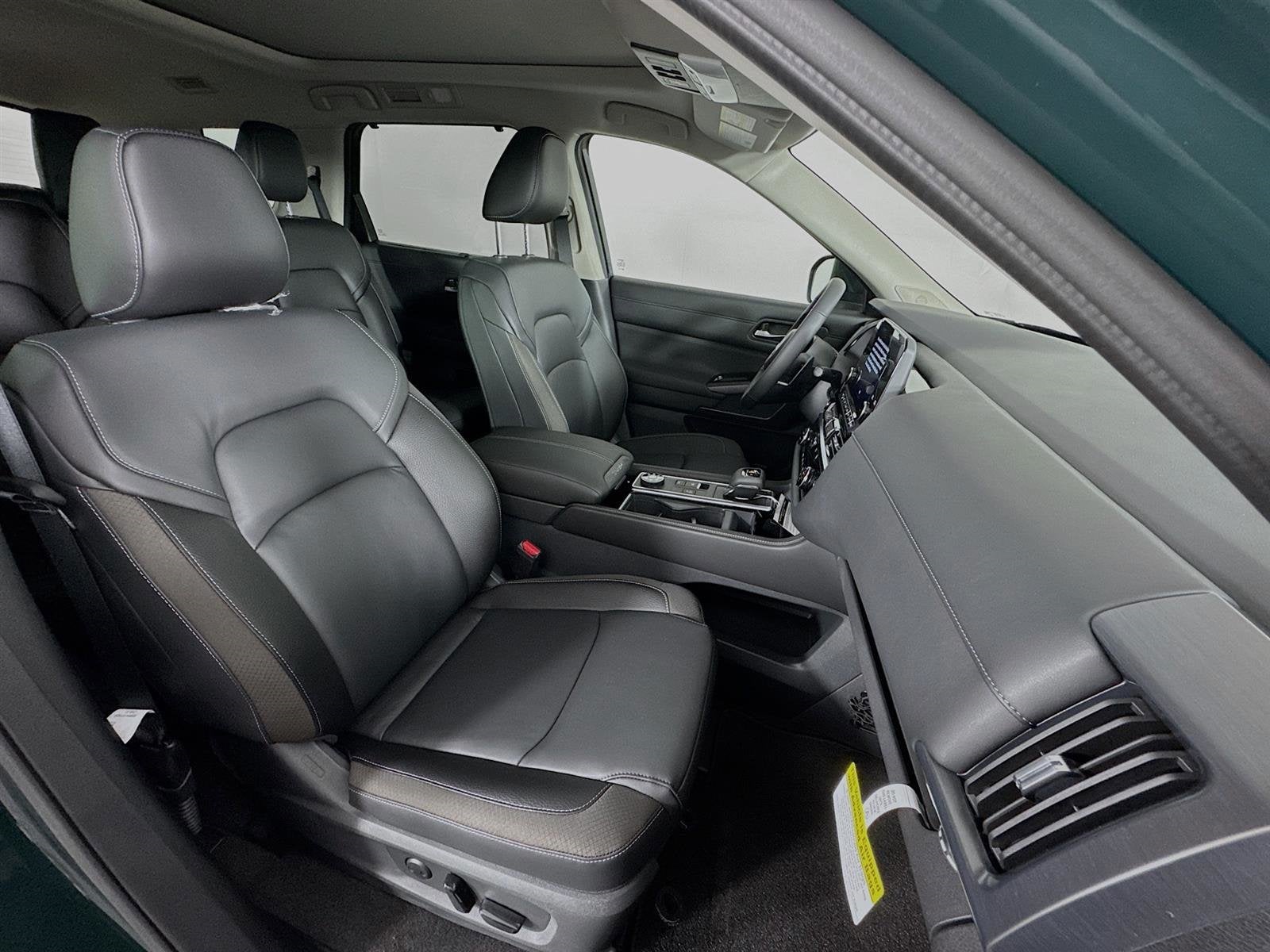 Vehicle image 33 of 47