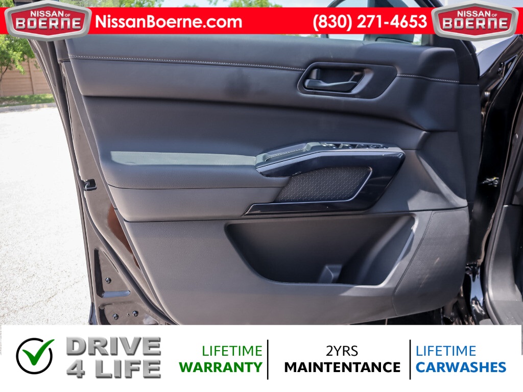Vehicle image 16 of 24