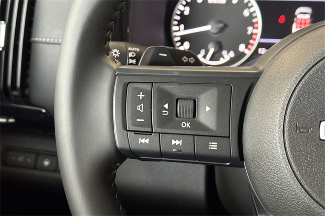 2025 Nissan Pathfinder SV Image 32 of 36