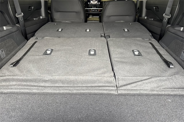 2025 Nissan Pathfinder SV Image 11 of 36