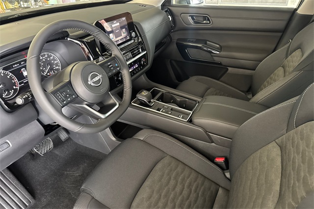 2025 Nissan Pathfinder SV Image 16 of 36