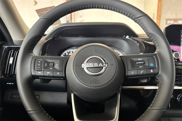2025 Nissan Pathfinder SV Image 17 of 36