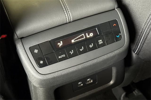 2025 Nissan Pathfinder SV Image 24 of 36