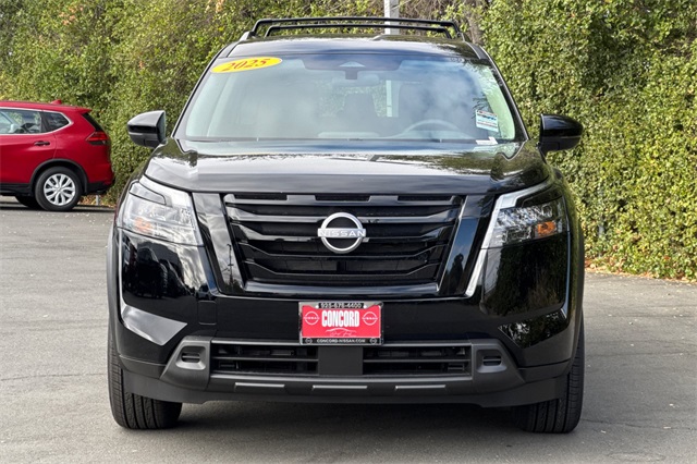 2025 Nissan Pathfinder SV Image 2 of 36