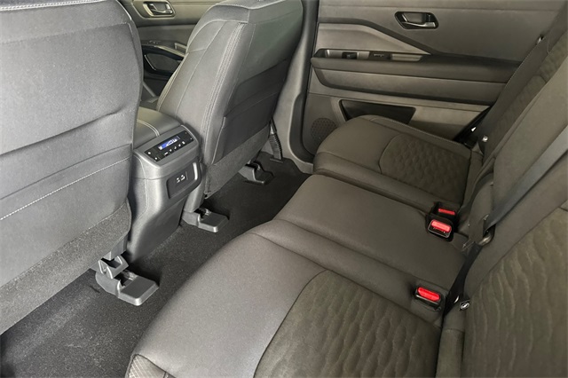 2025 Nissan Pathfinder SV Image 14 of 36