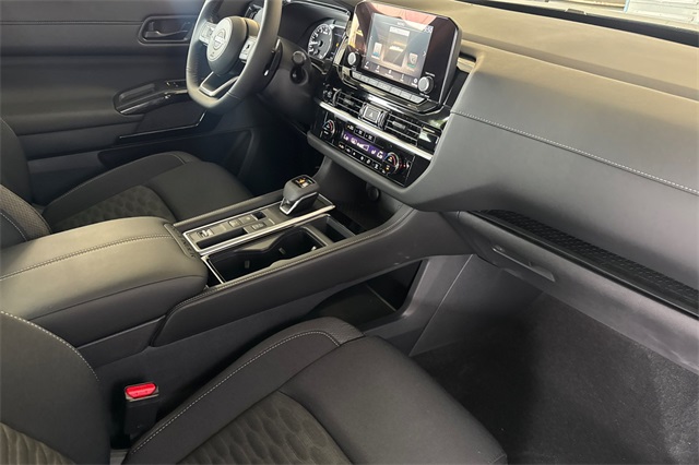 2025 Nissan Pathfinder SV Image 29 of 36