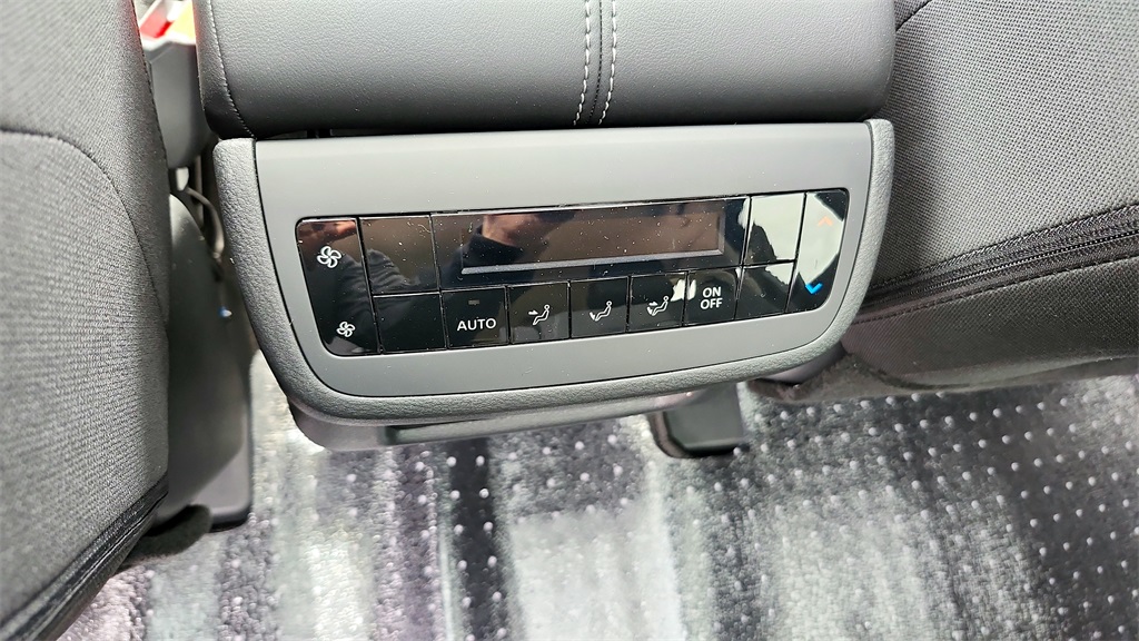 Vehicle image 29 of 35