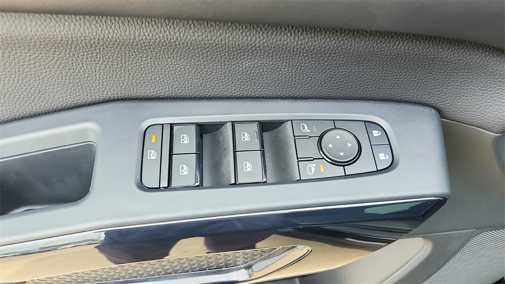 Vehicle image 27 of 35