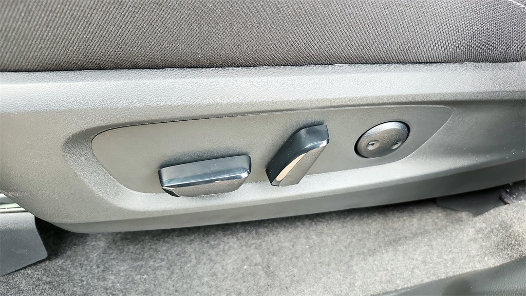 Vehicle image 33 of 35