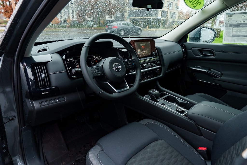 2025 Nissan Pathfinder SV Image 19 of 29