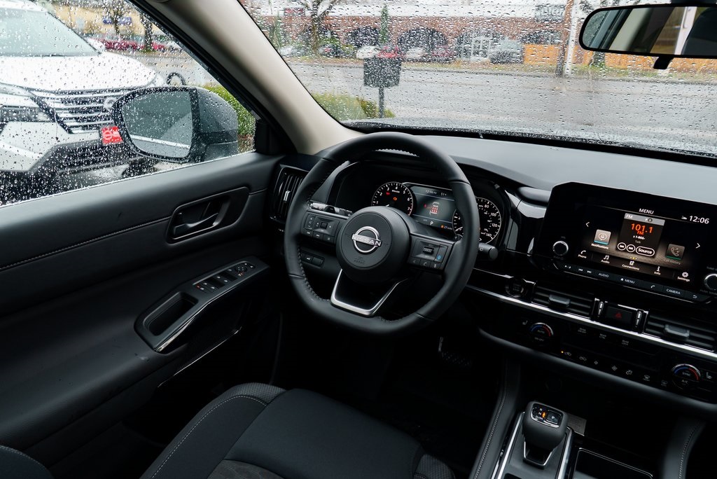 2025 Nissan Pathfinder SV Image 18 of 29