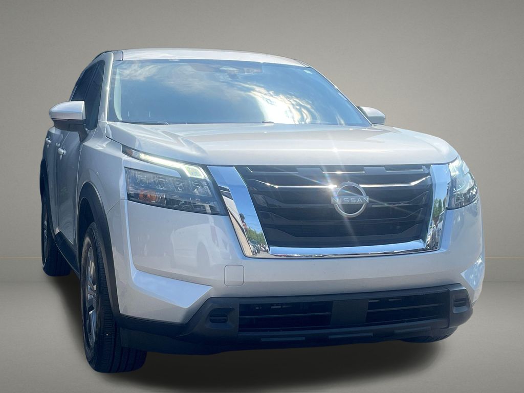 2025 Nissan Pathfinder SV Image 1 of 34