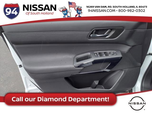 Vehicle image 11 of 21