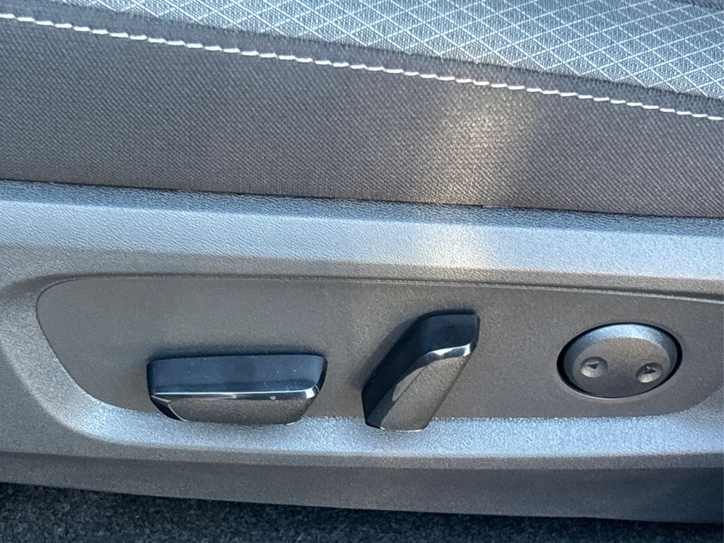 2025 Nissan Pathfinder SV Image 24 of 42