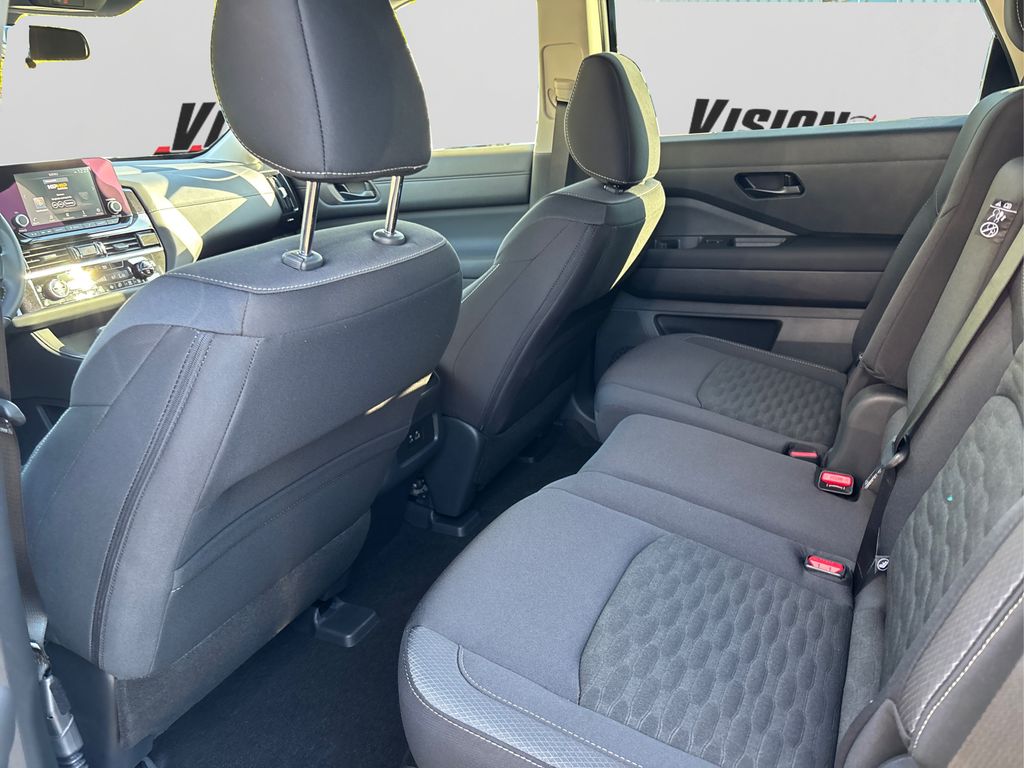 2025 Nissan Pathfinder SV Image 12 of 42