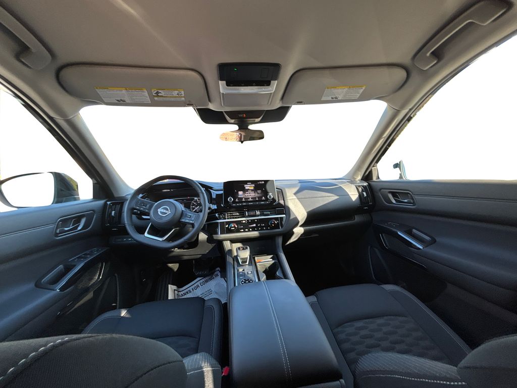 2025 Nissan Pathfinder SV Image 14 of 42