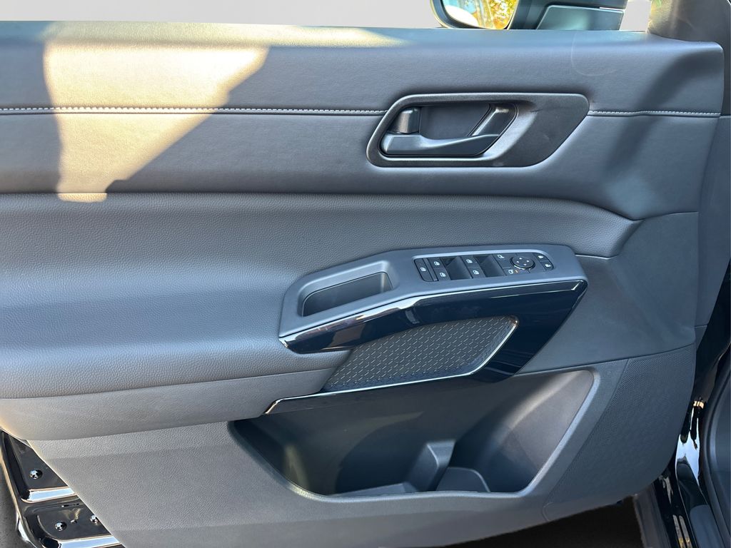 2025 Nissan Pathfinder SV Image 23 of 42