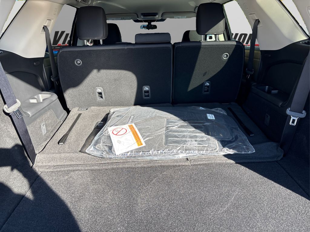 2025 Nissan Pathfinder SV Image 11 of 42