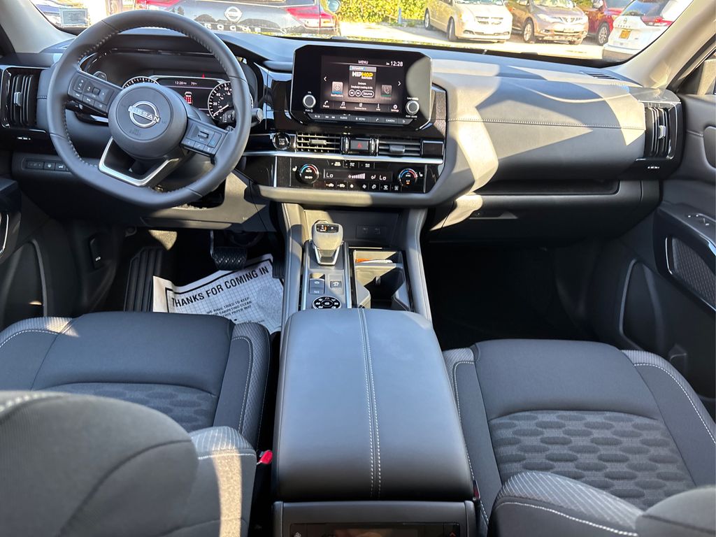 2025 Nissan Pathfinder SV Image 16 of 42