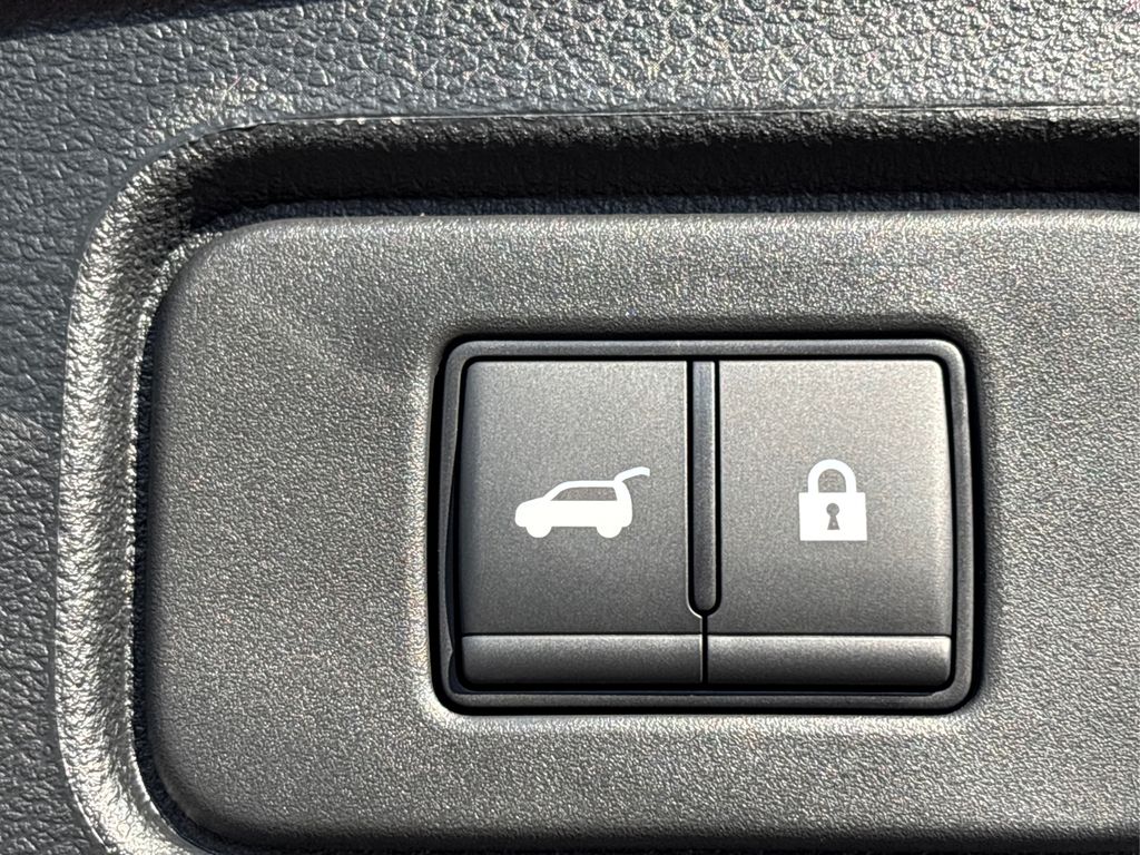 2025 Nissan Pathfinder SV Image 25 of 42