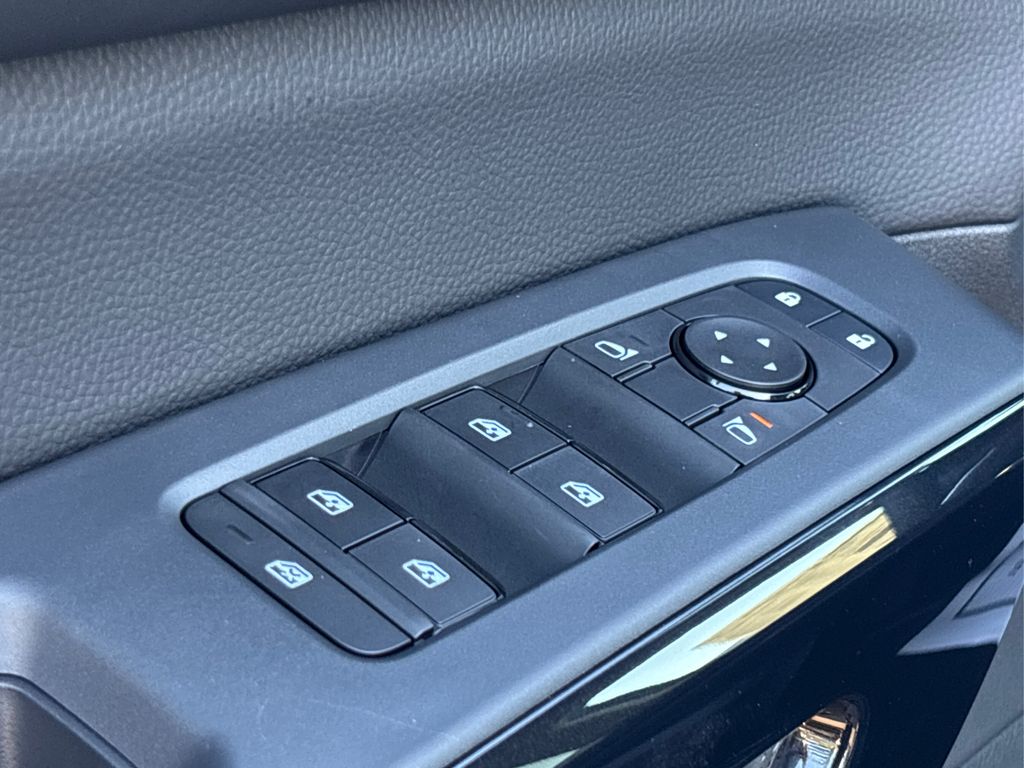 2025 Nissan Pathfinder SV Image 30 of 42