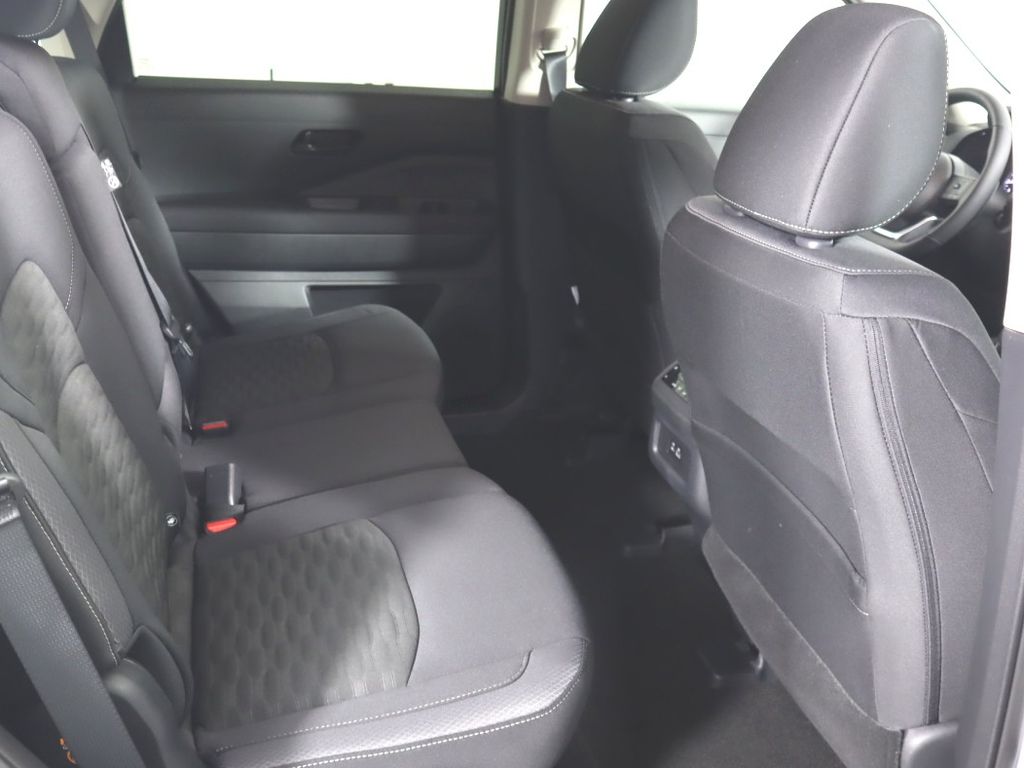 Vehicle image 28 of 33