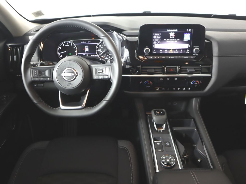 Vehicle image 25 of 33
