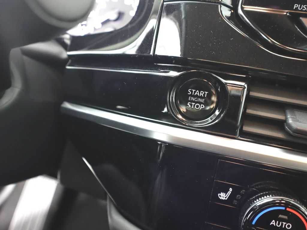 Vehicle image 17 of 33