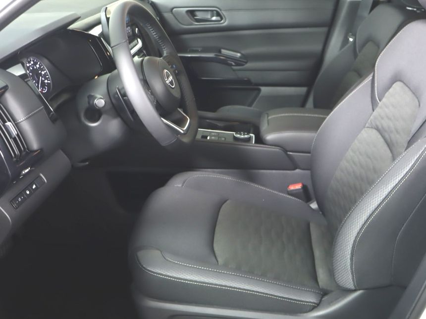 Vehicle image 22 of 33
