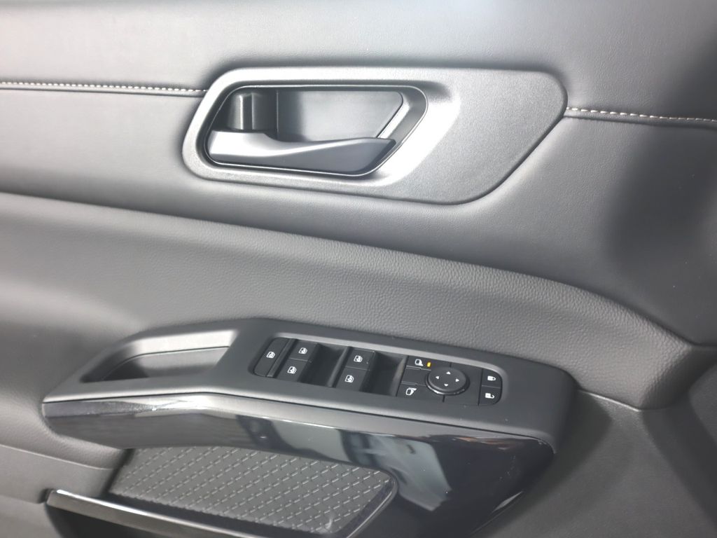 Vehicle image 21 of 33