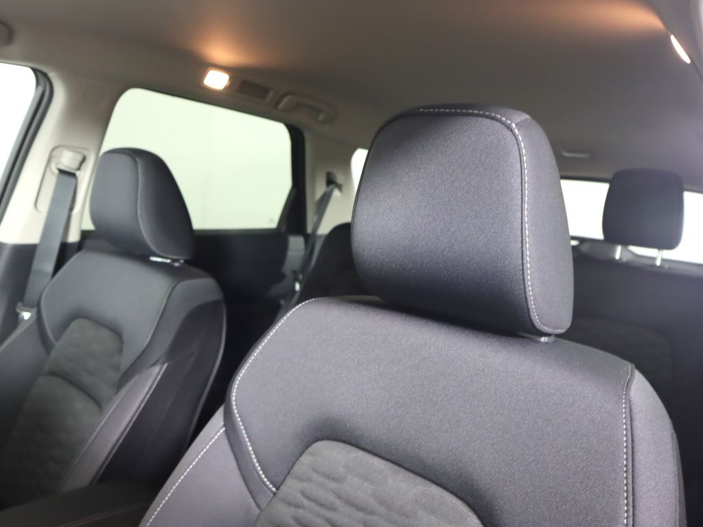Vehicle image 24 of 33