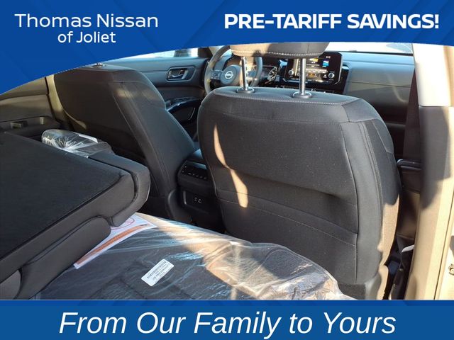 2025 Nissan Pathfinder SV Image 16 of 26