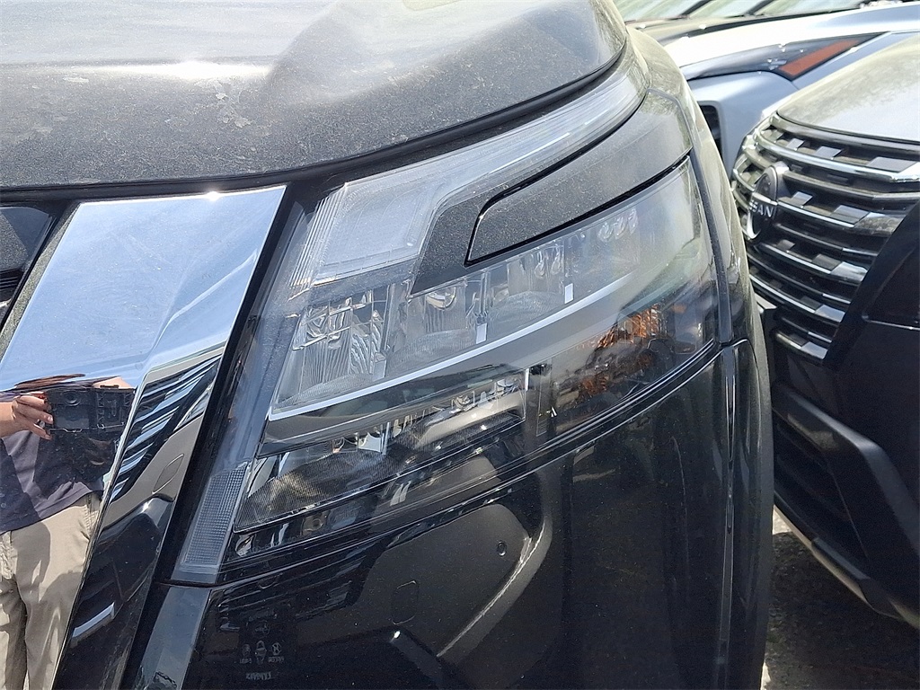 Vehicle image 4 of 5