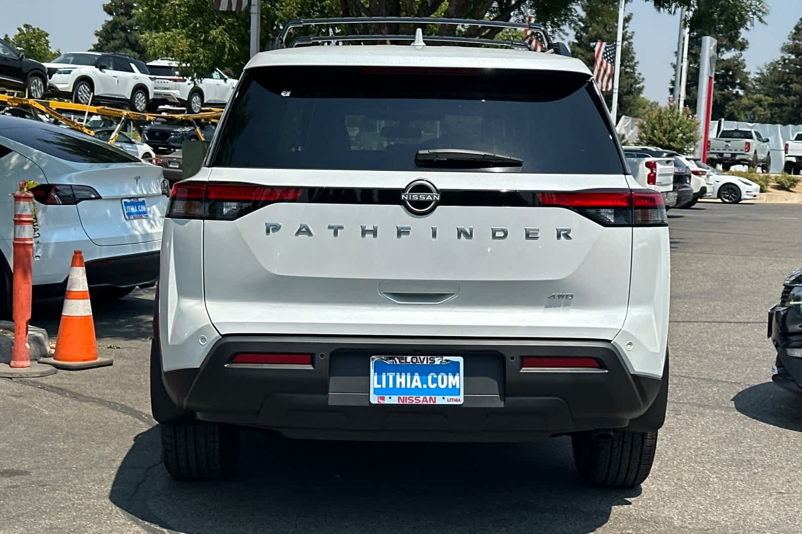 2025 Nissan Pathfinder SV Image 6 of 43