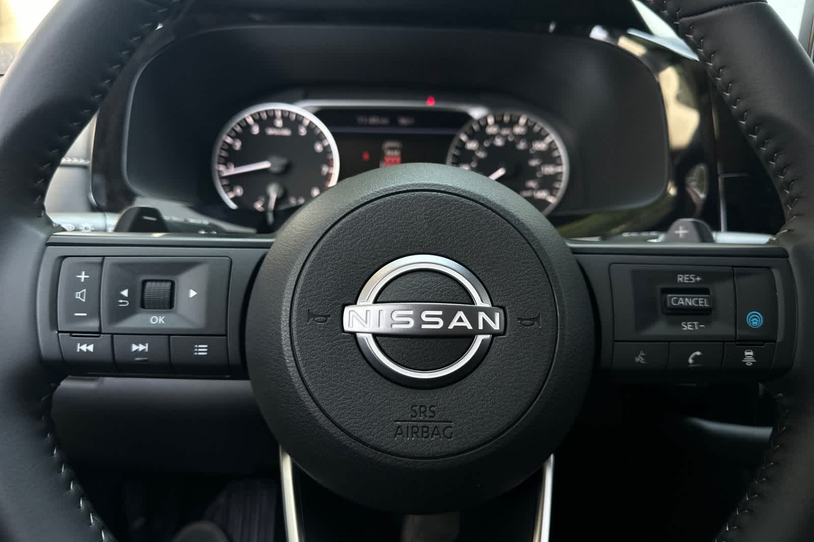 2025 Nissan Pathfinder SV Image 17 of 43