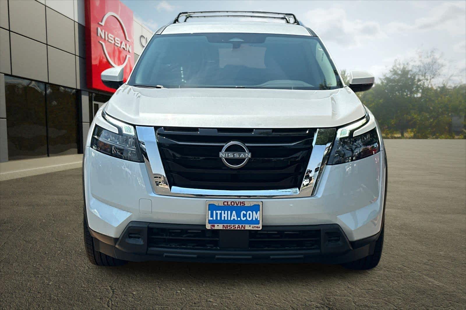 2025 Nissan Pathfinder SV Image 2 of 43