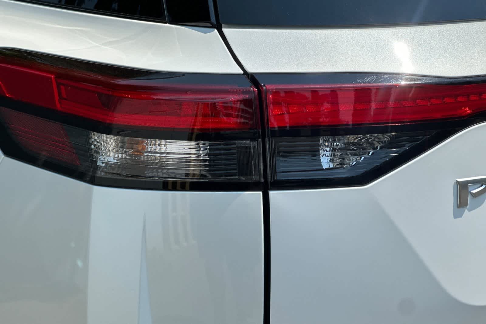 2025 Nissan Pathfinder SV Image 27 of 43