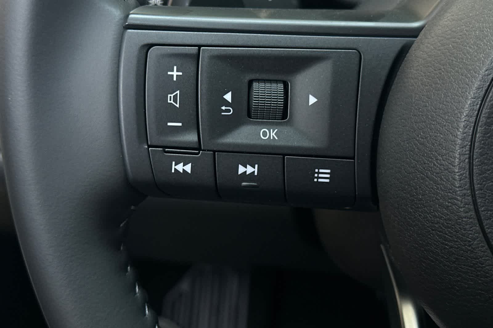 2025 Nissan Pathfinder SV Image 34 of 43