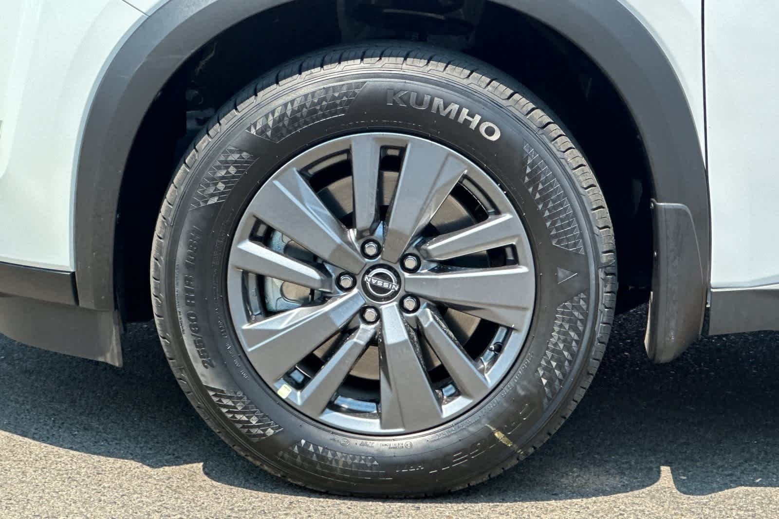 2025 Nissan Pathfinder SV Image 10 of 43