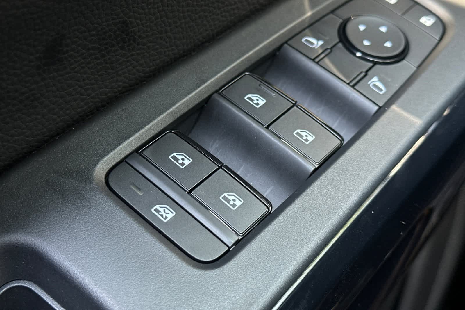 2025 Nissan Pathfinder SV Image 32 of 43