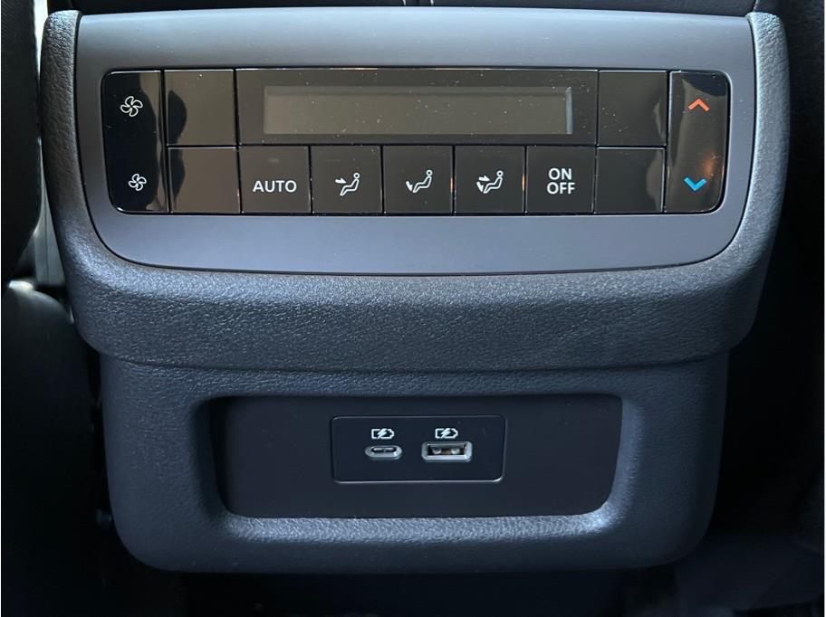 Vehicle image 18 of 25