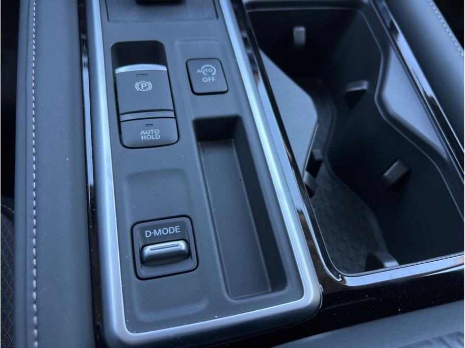Vehicle image 23 of 25