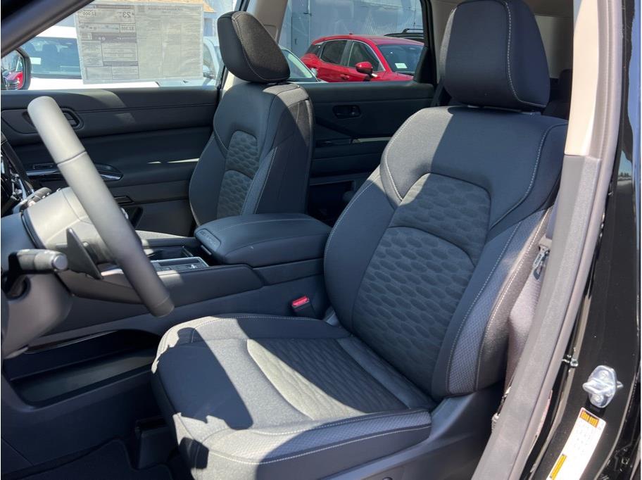 Vehicle image 8 of 25