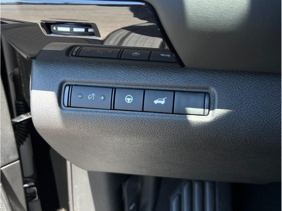 Vehicle image 19 of 25