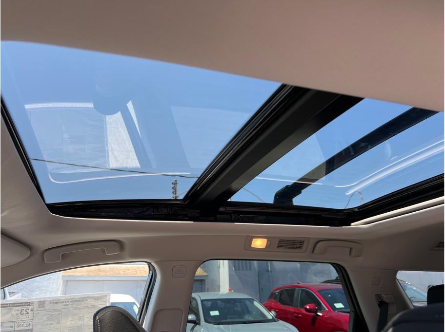 Vehicle image 12 of 25