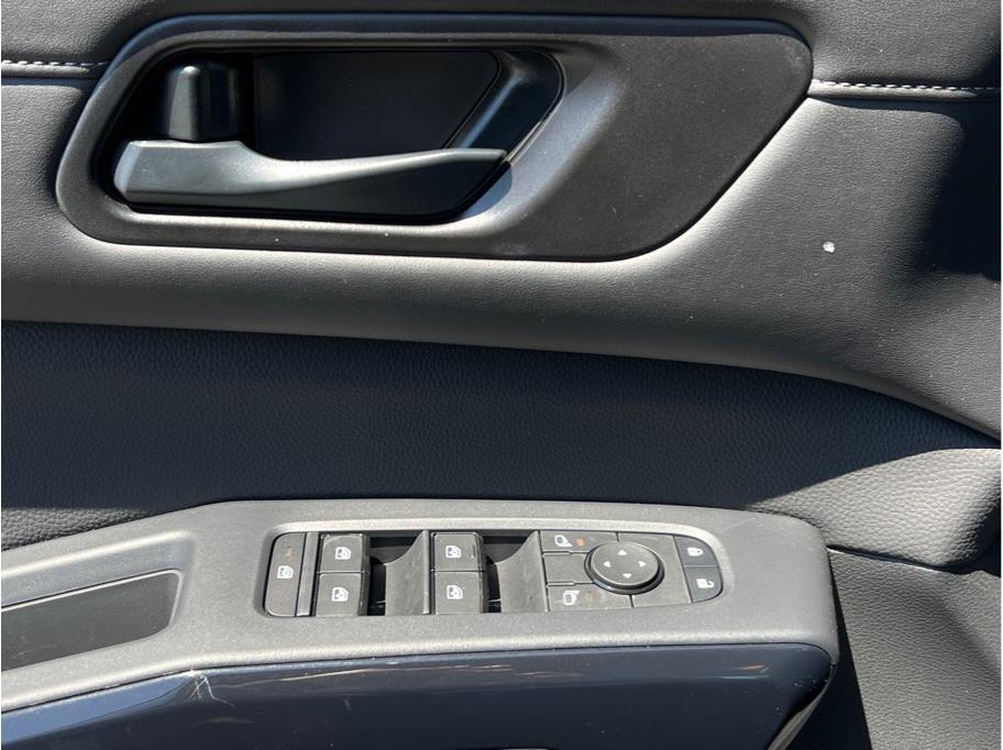 Vehicle image 17 of 25